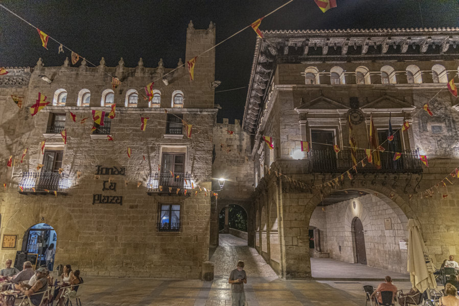 Teruel - Valderrobres 20 - plaza de España.jpg